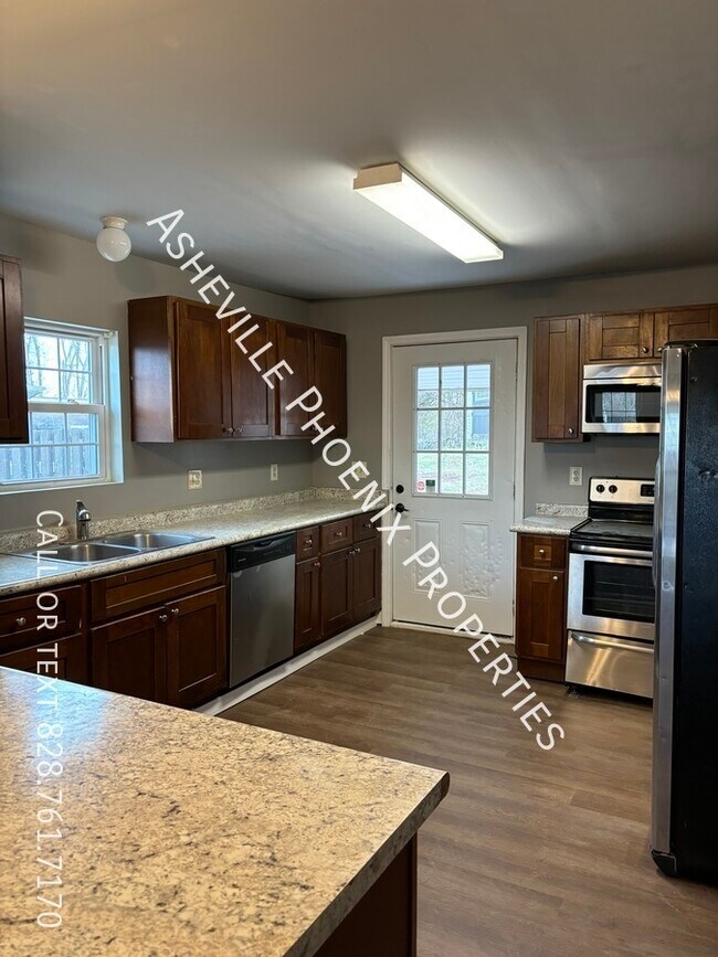 Building Photo - 356 Deaverview Road