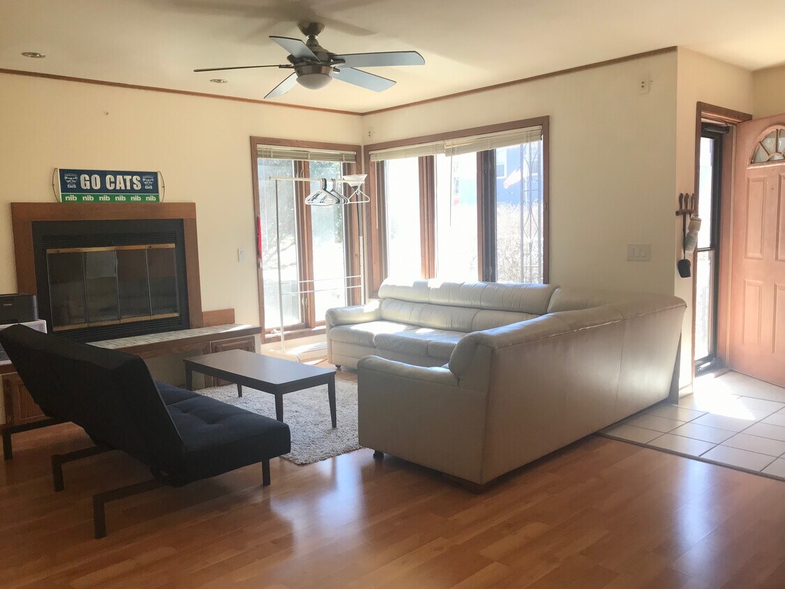 Entrance and living room - 309 Forest St