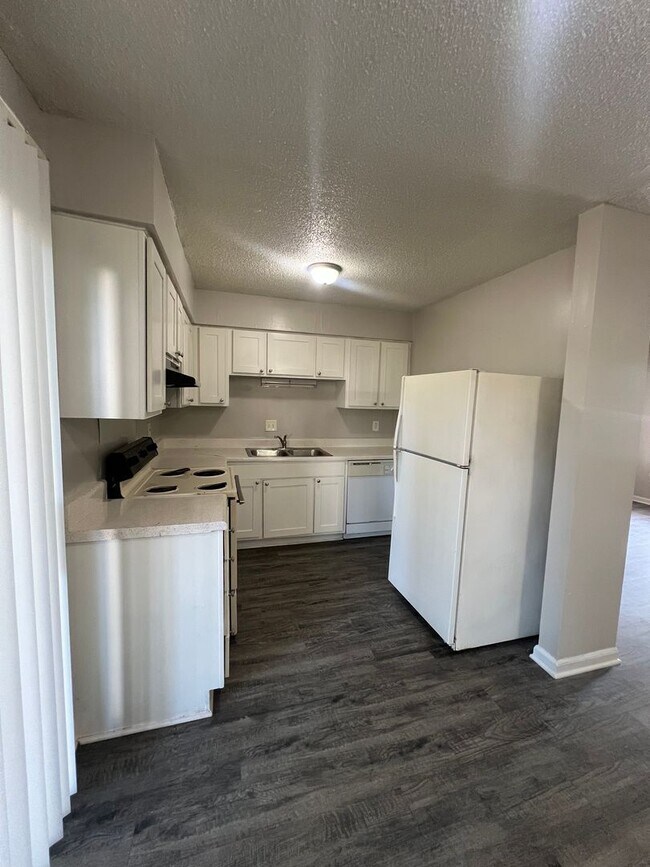 Foto del edificio - 1 bedroom condo for $1050(1st floor)  Clos...