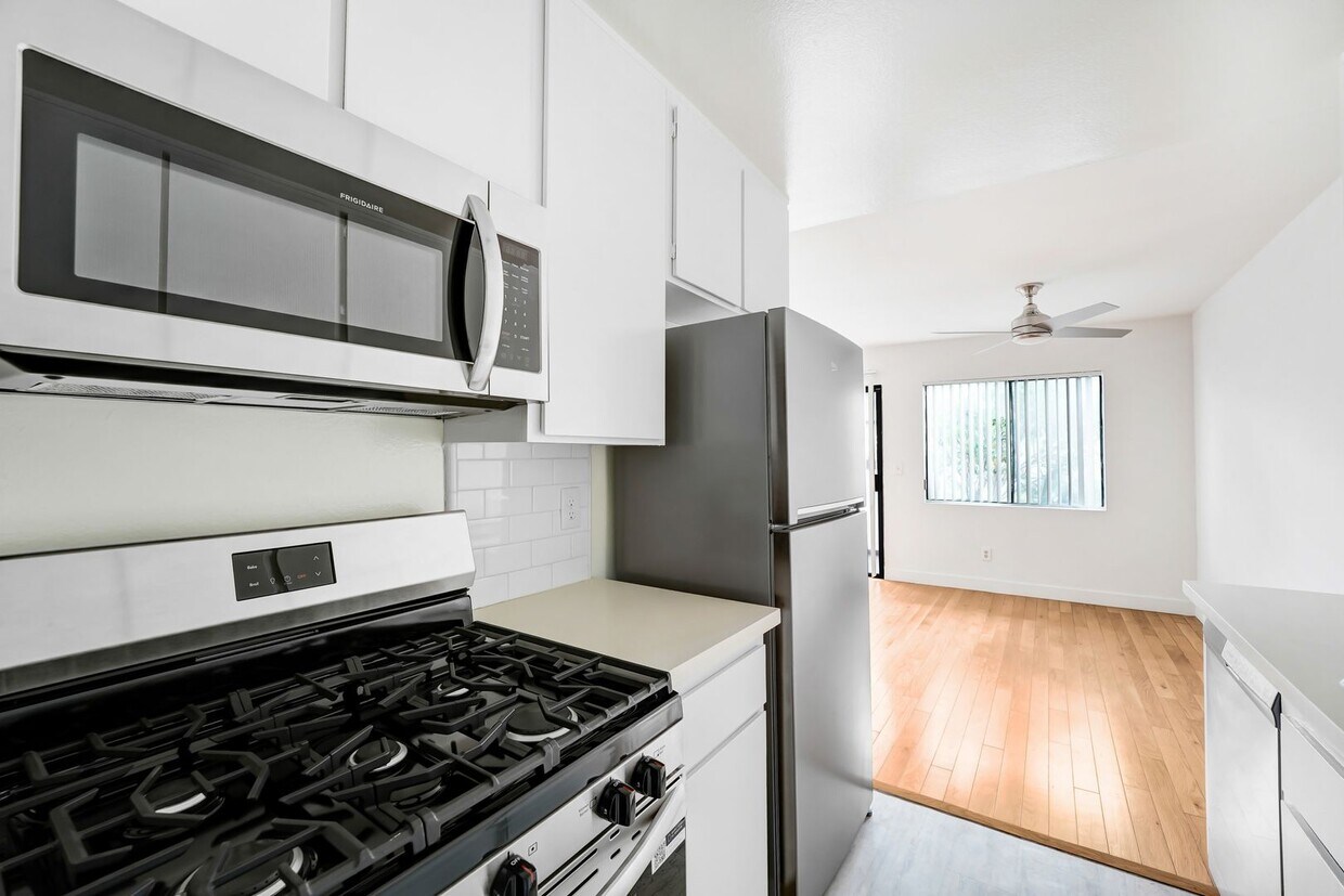 Foto principal - 3415 McLaughlin Ave