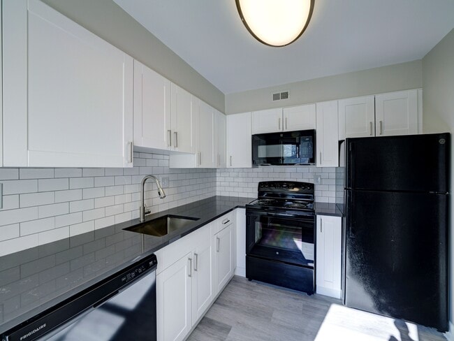 Building Photo - Colonie East Apartments