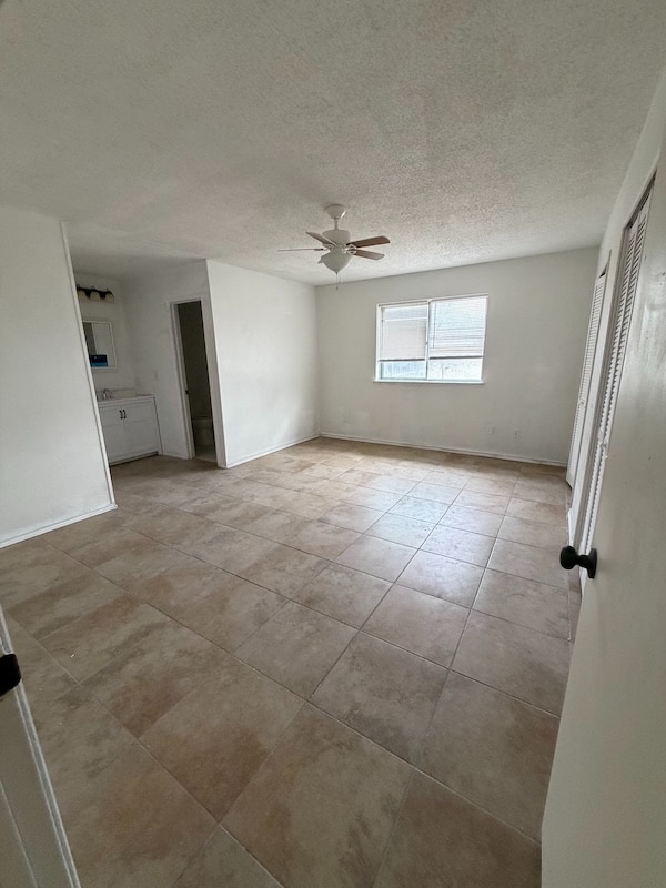 Building Photo - 2910 Golden Meadow Dr