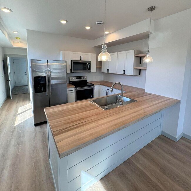 Building Photo - Newley Remodeled 3 Bedroom 2 Bathroom