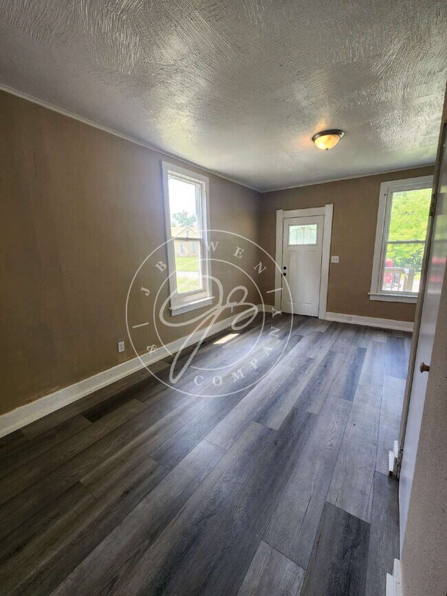Building Photo - 3 bed 1 bath ready to call home