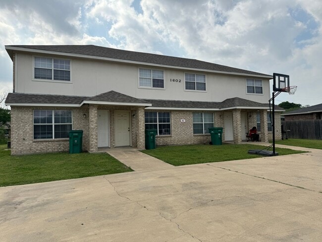 Building Photo - 1602 Aztec Trce