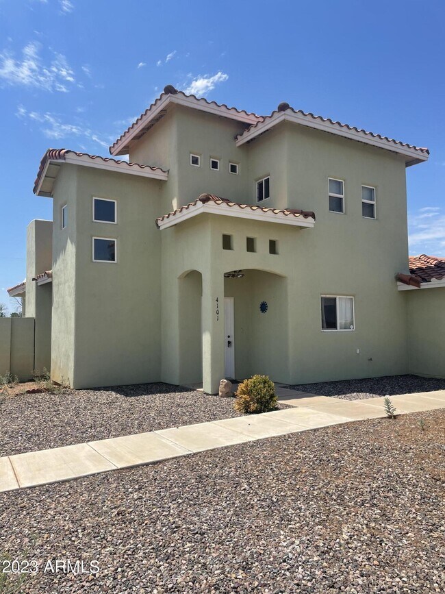 Building Photo - 4101 Santa Fe Ave