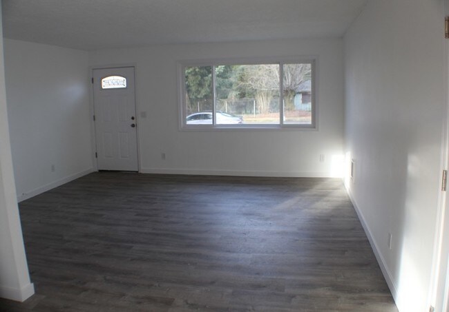 Building Photo - THREE BEDROOM CHARMER IN FIVE CORNERS