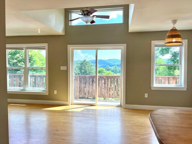 Foto del edificio - Just Beyond Downtown Boone with Amazing Mo...