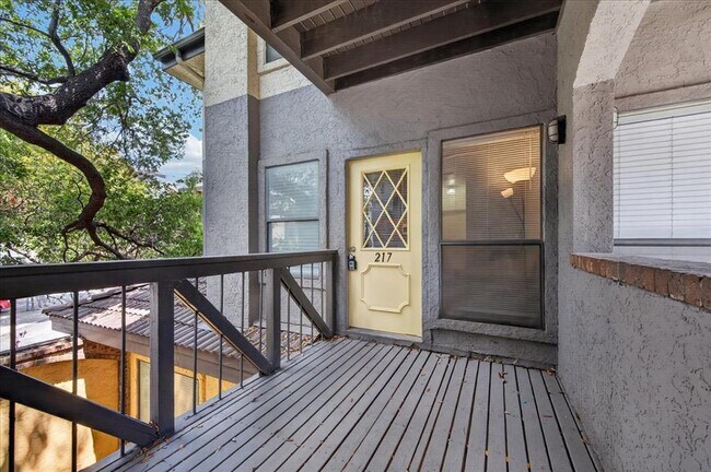 Building Photo - 806 W 24th St