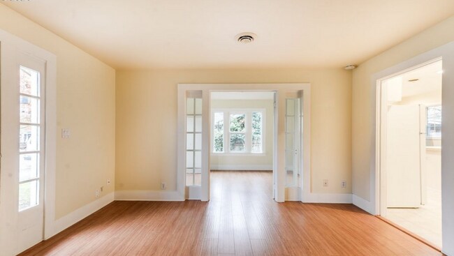 Foto del edificio - Charming 2 Bedroom 1 Bathroom Bungalow with Oversized 1 Car Garage and Large Manicured  Backyard ...