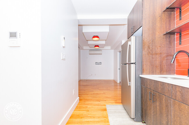 Building Photo - 279 Kosciuszko St