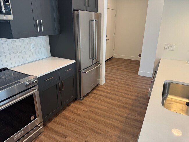 Building Photo - Brand New Modern Home!