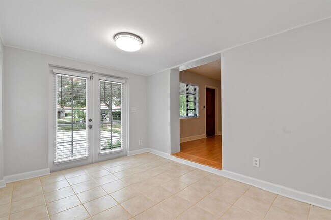 Building Photo - 214 Seville Rd