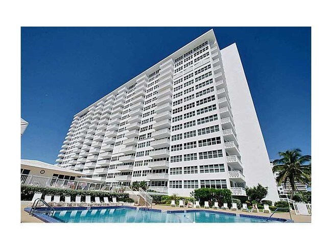 EXTERIOR DEL LADO SUR - 4010 Galt Ocean Dr
