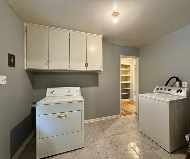 Building Photo - 3 Bedroom Home Walking distance to Sloan Lake & Highlands! Available NOW!!