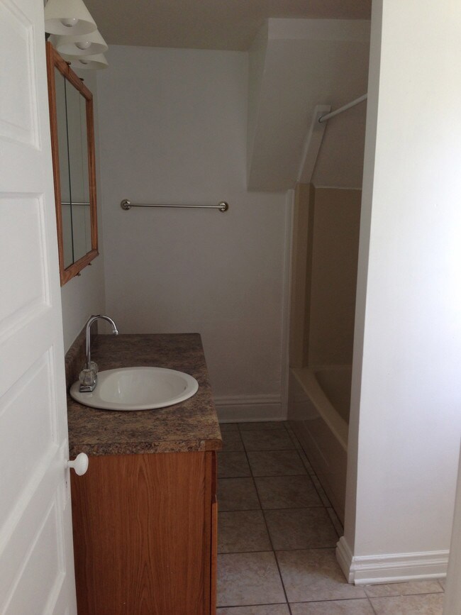 bathroom - 712 Franklin Ave