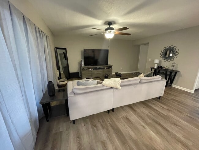 Sala de estar - 4813 Puritan Cir