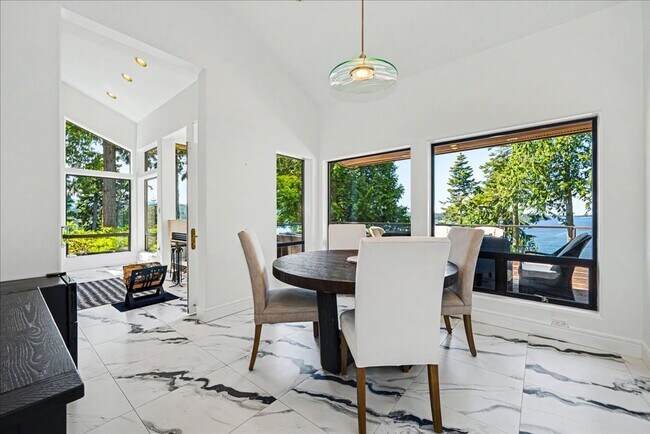 Foto del edificio - Double-Gated Waterfront Estate | Panoramic Puget Sound & Olympic Views
