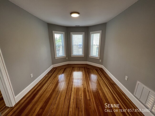 Building Photo - Spacious 4-Bed, 2-Bath in Somerville – Ava...