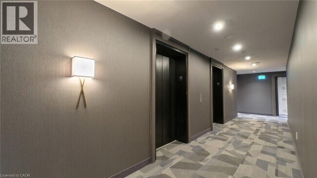 Building Photo - 5 Wellington St S