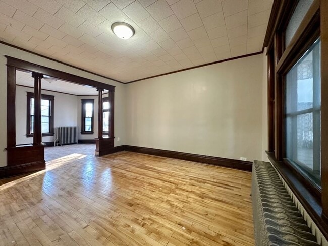 Building Photo - Large 4 Bedroom House!