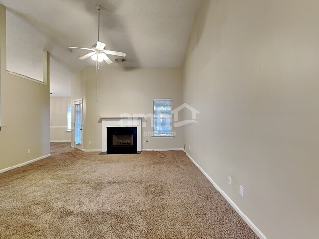 Foto del edificio - 5455 Yellow Pine Dr