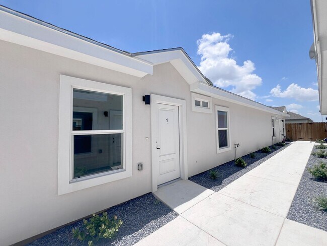Foto del edificio - 1st month FREE! 3b/2bath Apartment in Edinburg-Don't Miss Out!