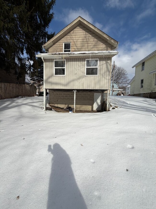 Building Photo - Spacious 4-Bedroom Barberton Home – Open House Wednesday, February 11th!