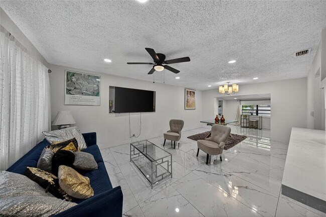 Foto del edificio - 19621 NW 11th Ct