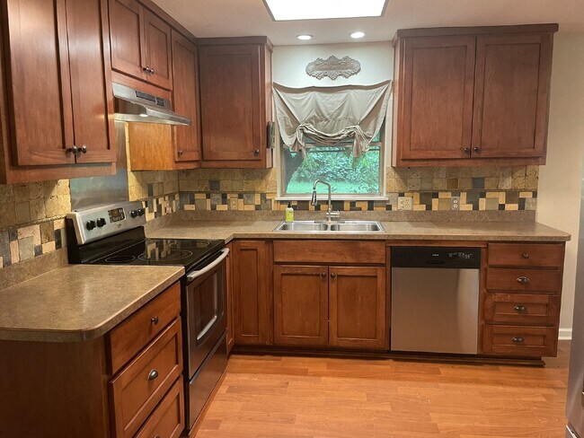 Building Photo - Lovely, well maintained 3 bedroom 2 bath i...