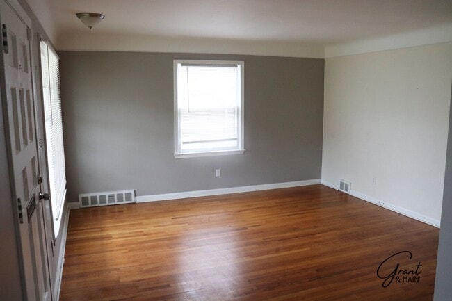 Building Photo - Spacious 3 Bedroom - 1 Bath - Redford - $1...