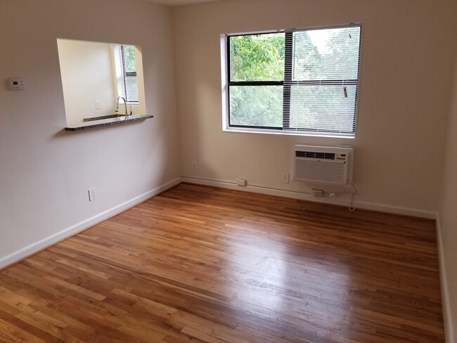 Gleaming hardwood floors - 1215 N Quinn St