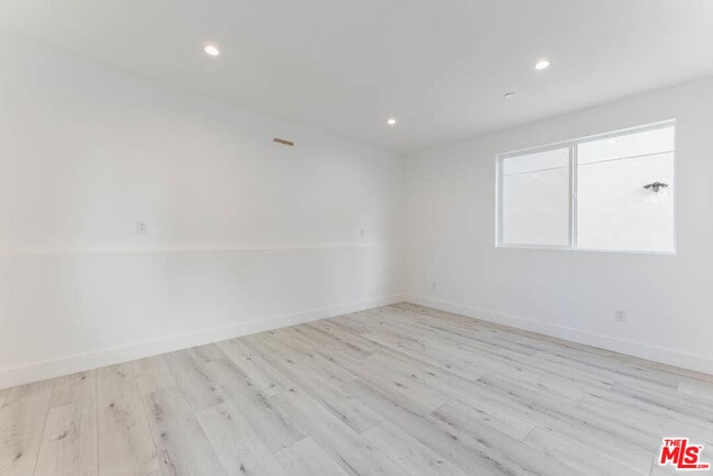 Building Photo - 1236 Beachwood Dr