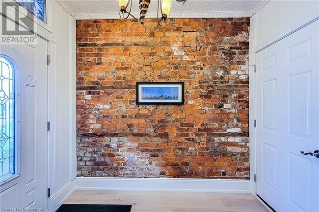 Building Photo - 114 Tisdale St N