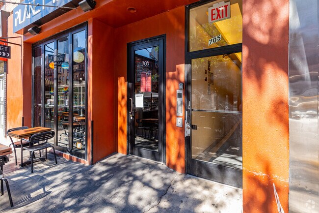 Entrada - 705 Ninth Ave
