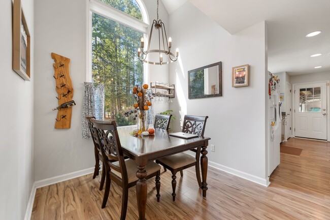 Foto del edificio - Wonderful Carrboro home available early May!