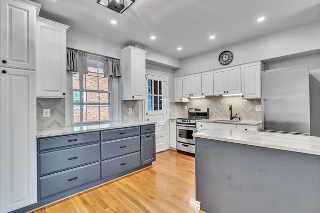 Foto del edificio - Updated Condo 3 Blocks from Metro