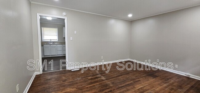 Building Photo - 1702 Spry St