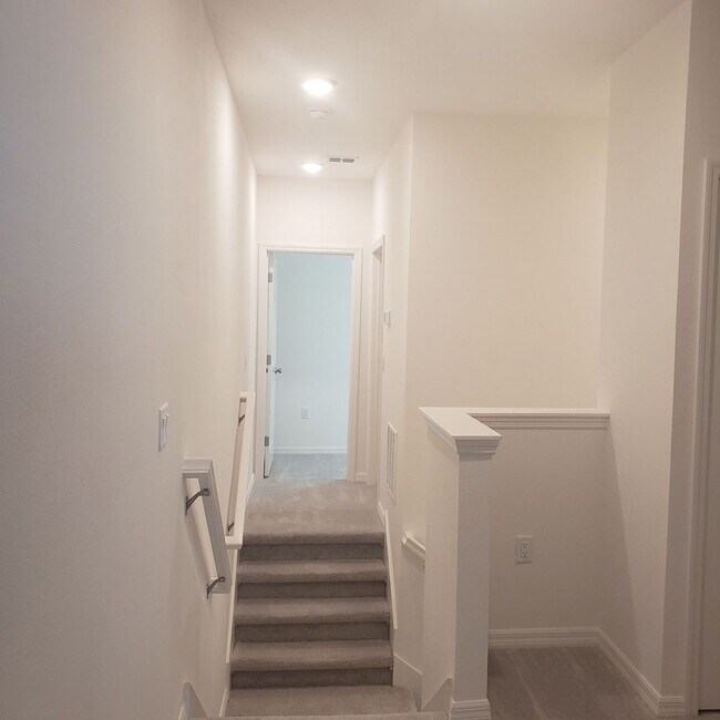 Foto del edificio - Like new spacious Townhome in Wesley Chapel! 3bedrooms/2.5 bathrooms/2 car garage