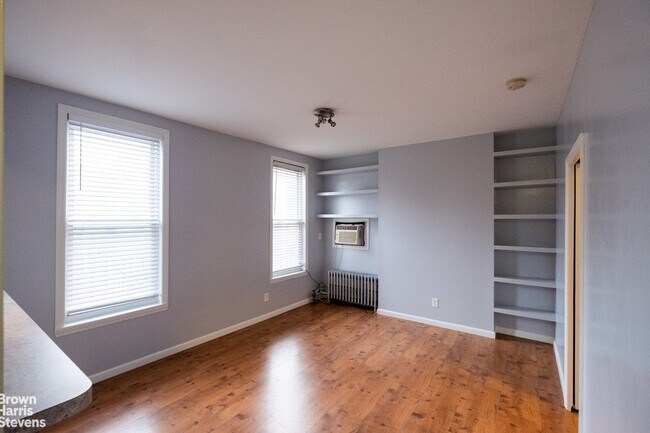 Building Photo - HUGE 1 BEDROOM IN PRIME LIC