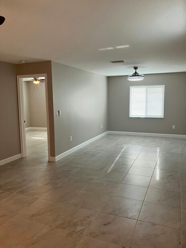 Foto del edificio - 129 Boundary Blvd