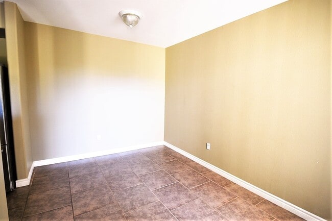 Building Photo - Charming 1 Bedroom Condo close to Durango ...