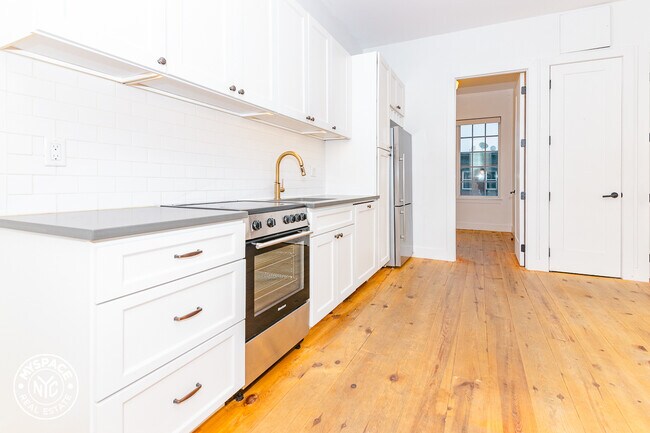 Building Photo - 271 Metropolitan Ave