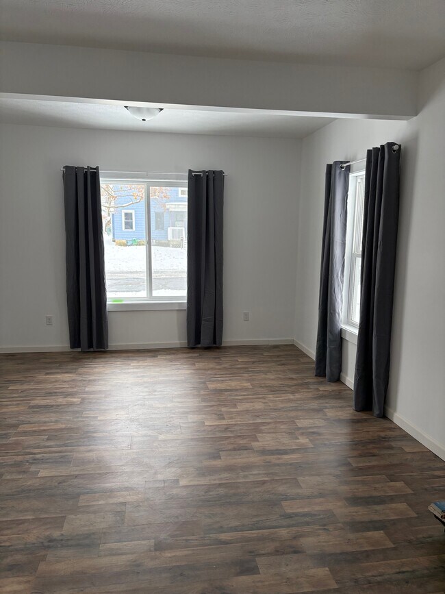 Building Photo - 618 Dennis St