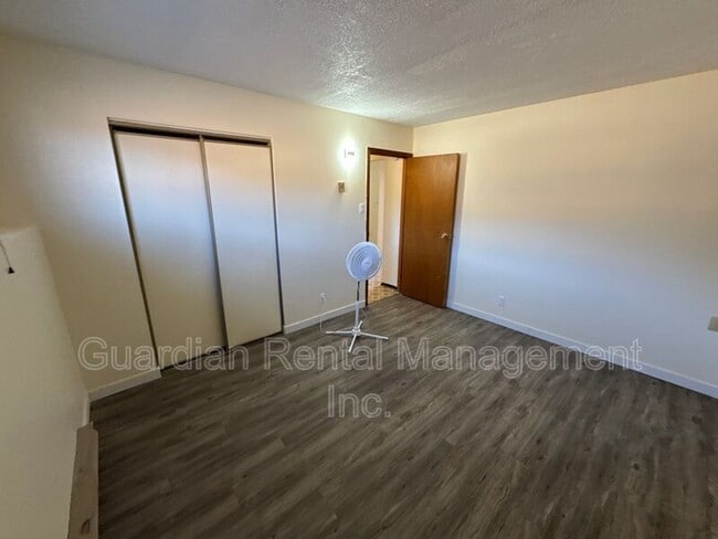 Building Photo - 39 Kingsway Dr
