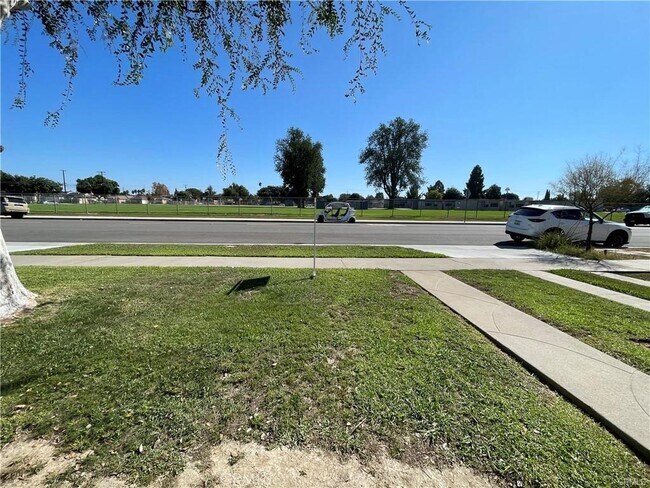 Foto del edificio - 1413 E Almond Ave