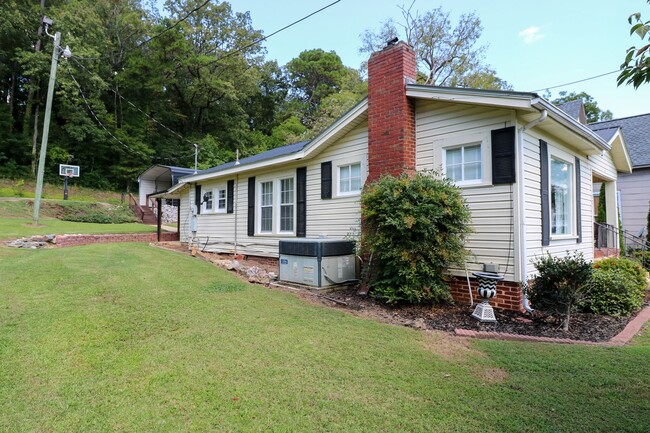 Building Photo - Adorable Home Downtown Pell City