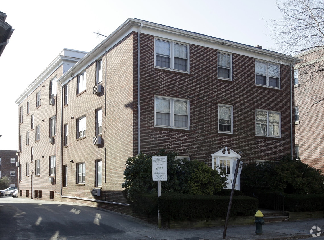 Primary Photo - 215 Waterman St