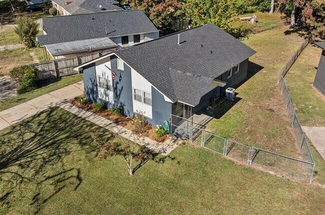 Foto del edificio - Fully Renovated 3BR/2BA, Fenced Yard, Pet-Friendly — Minutes to Fort Benning — Lawn Care, Pest Co...
