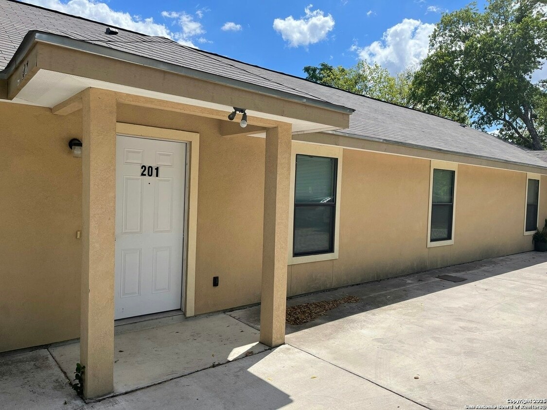 Foto del edificio - 823 Bynum Ave